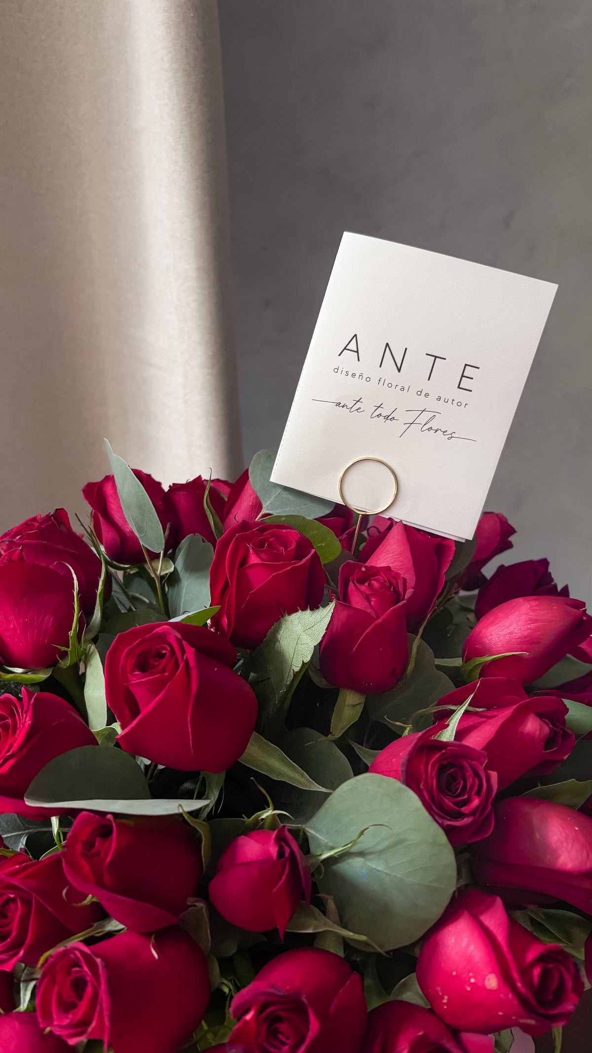 50 rosas rojas en florero