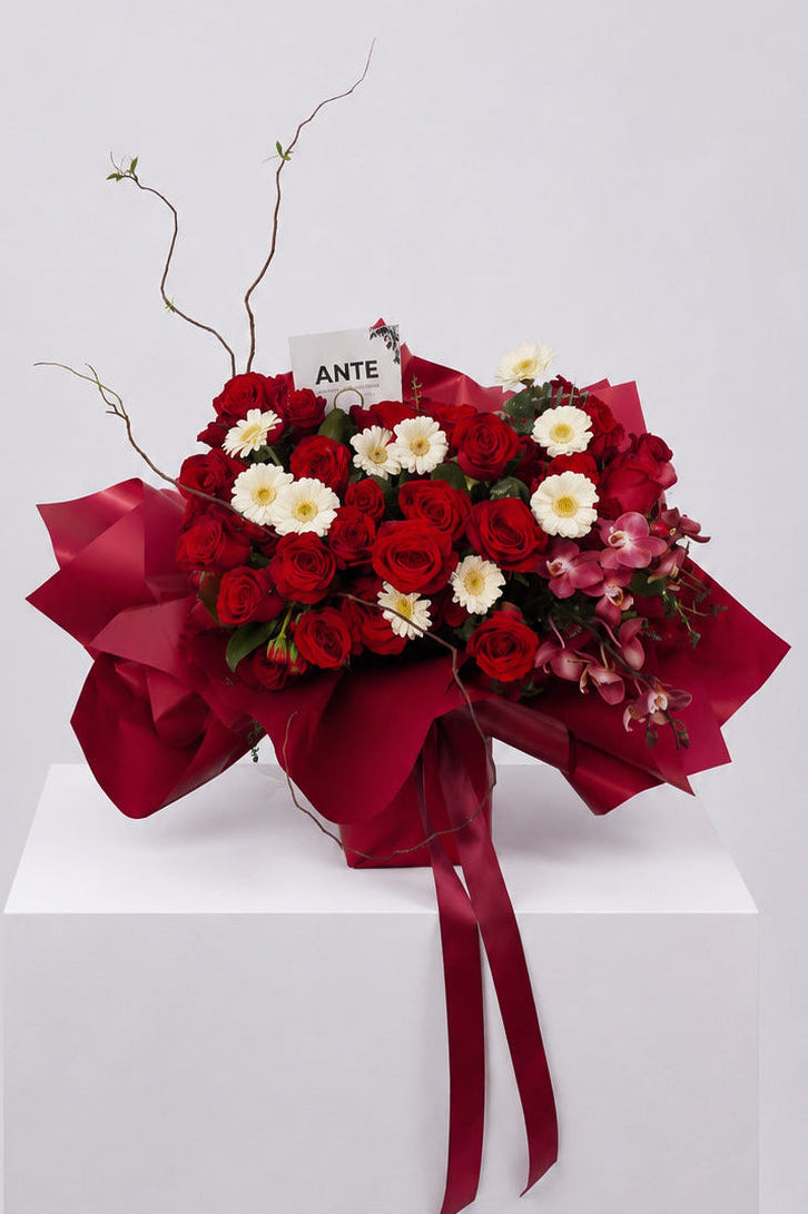 Bouquet de 50 rosas rojas con orquídeas y gerberas blancas | ANTE diseño floral de autor