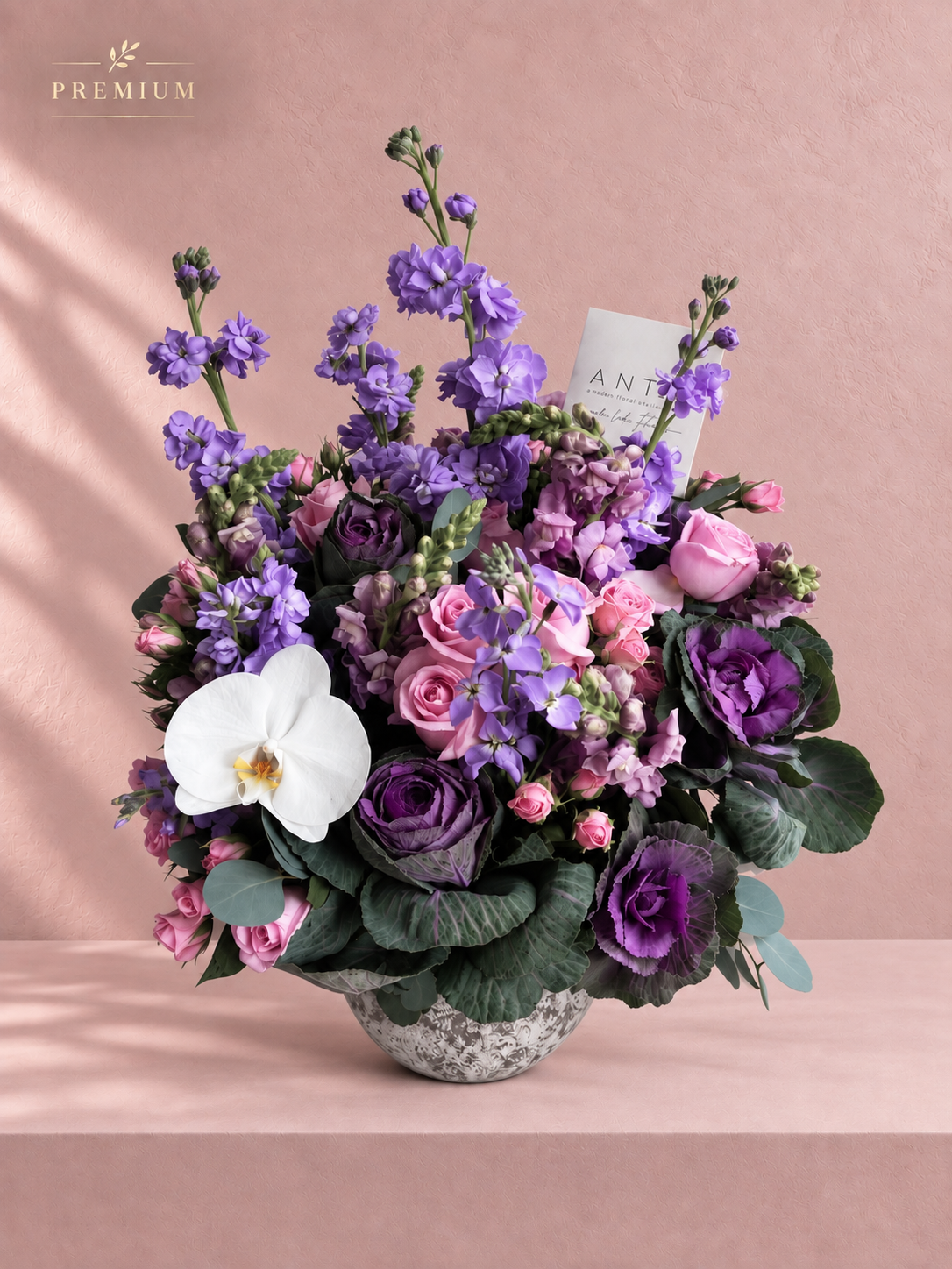 Arreglo floral con col ornamental morada, alhelí y orquídea blanca en florero cerámico, entrega a domicilio CDMX
