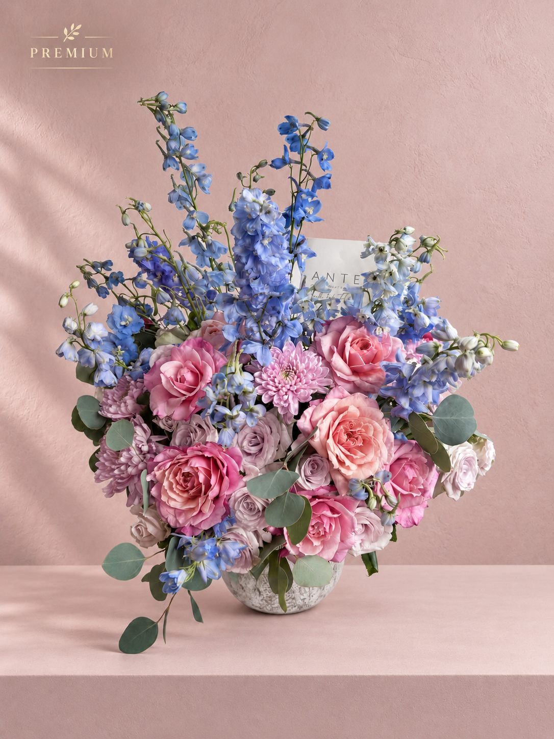 Arreglo floral con delphinium azul, rosas rosa y durazno, y crisantemo malva en florero cerámico, entrega a domicilio CDMX