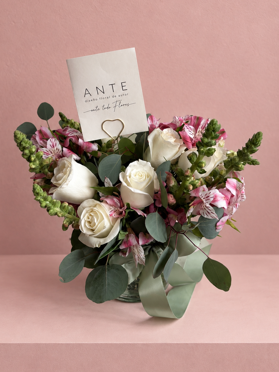 Arreglo floral con rosas blancas, alstroemeria rosa y alhelí en florero de vidrio con moño verde salvia, entrega a domicilio CDMX