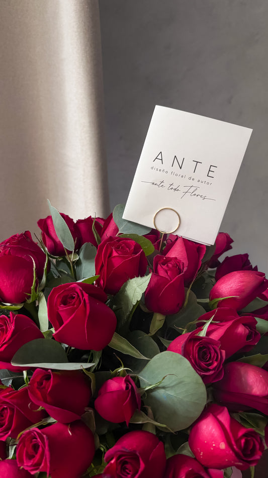 50 rosas rojas en florero