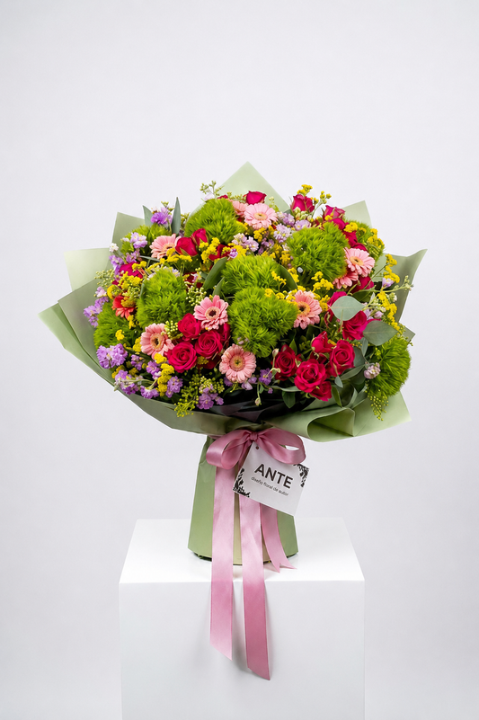Bouquet de mini rosas fucsia, gerberas rosas, alhelí lila y green verde | ANTE diseño floral de autor