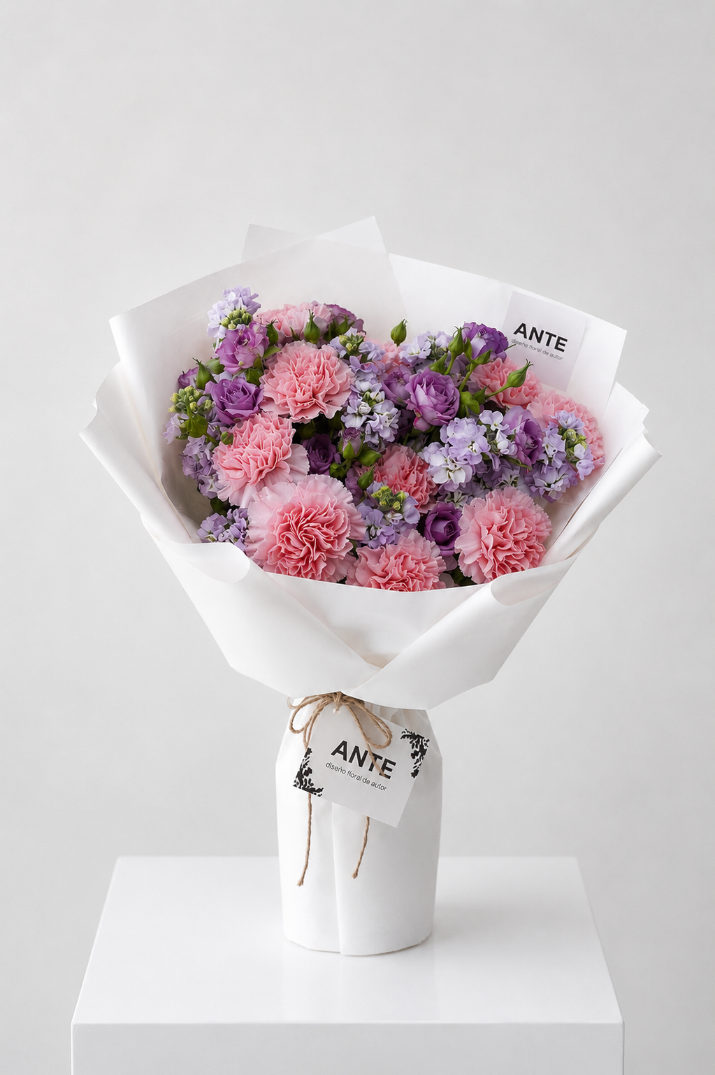 Bouquet de claveles rosas, alhelí lila y mini rosas lila | ANTE diseño floral de autor