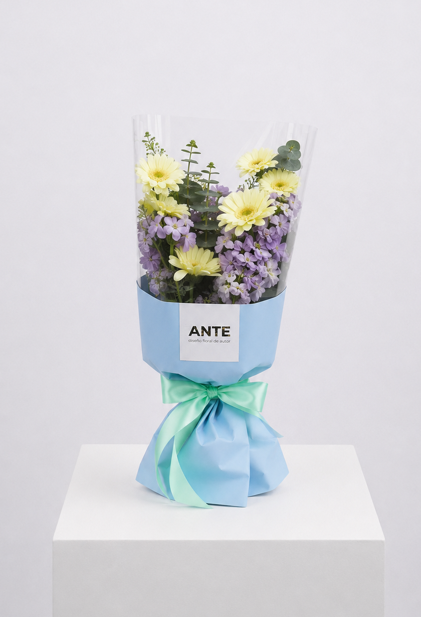 Bouquet de gerberas blancas y alhelí lila | ANTE diseño floral de autor