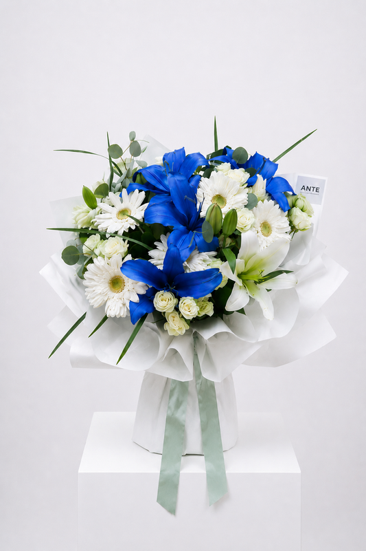 Bouquet de gerberas blancas y lirios Casa Blanca azules con eucalipto | ANTE diseño floral de autor