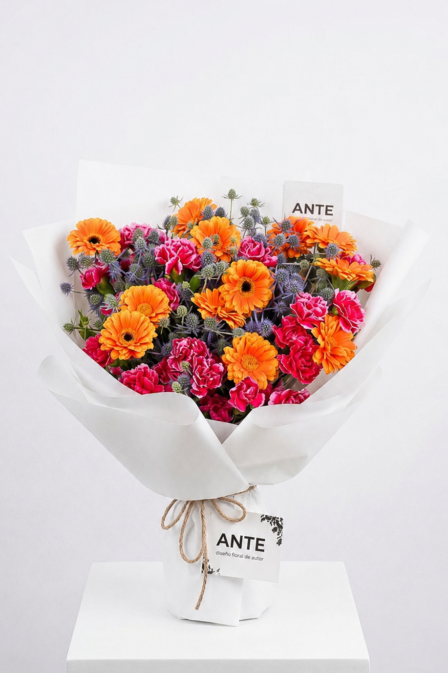 Bouquet de gerberas naranjas, clavelina roja y eryngium | ANTE diseño floral de autor