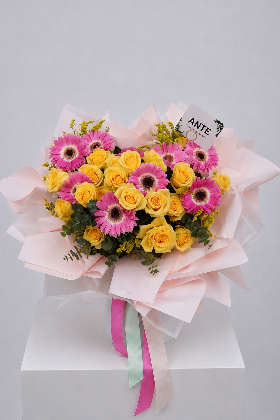 Bouquet de gerberas rosas y rosas amarillas con eucalipto | ANTE diseño floral de autor