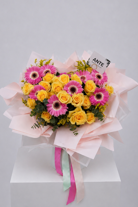 Bouquet de gerberas rosas y rosas amarillas con eucalipto | ANTE diseño floral de autor