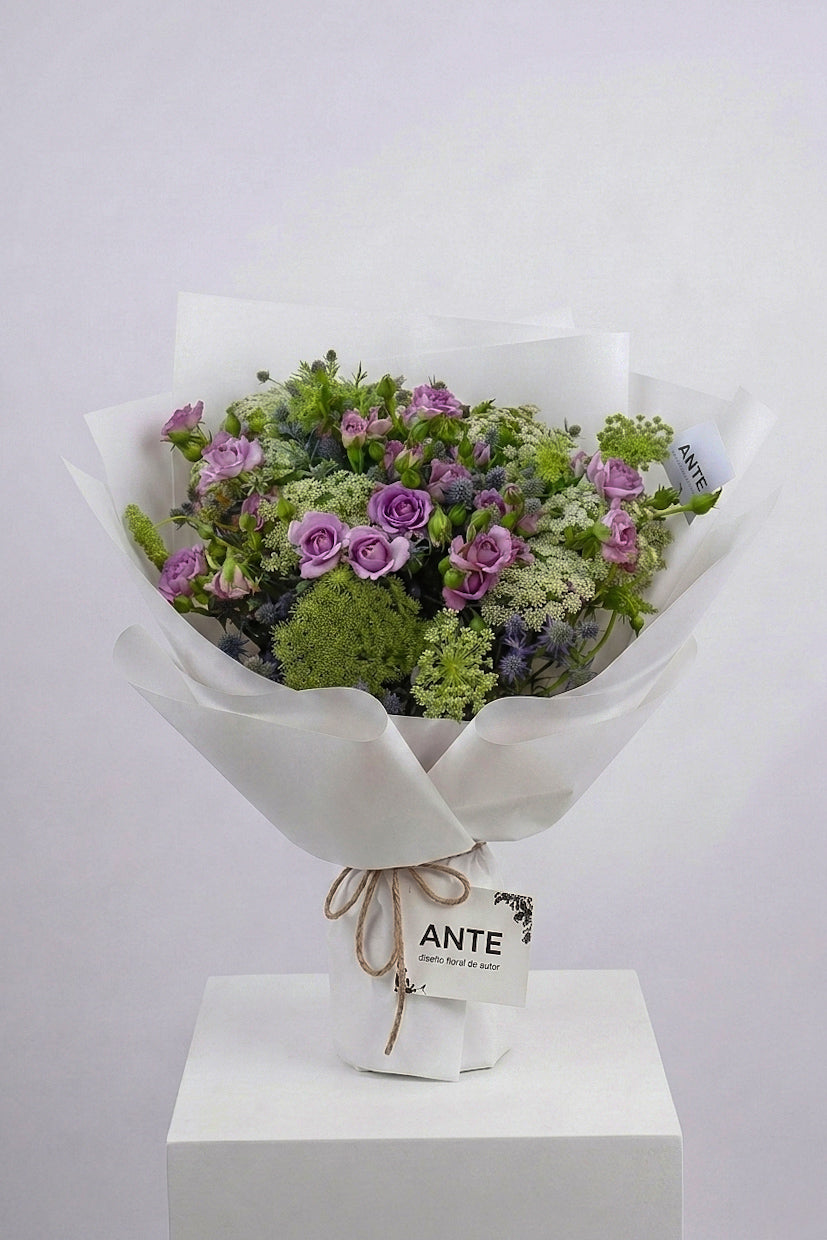 Bouquet de mini rosas lila con encaje y eryngium azul | ANTE diseño floral de autor