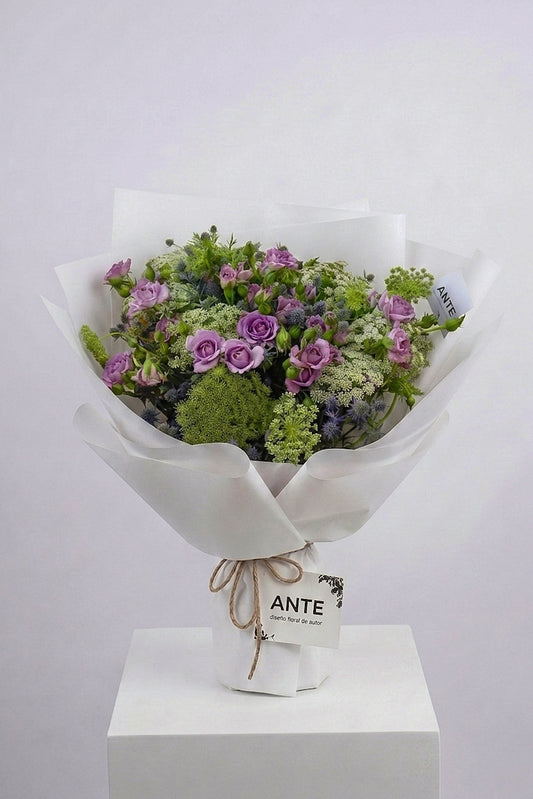 Bouquet de mini rosas lila con encaje y eryngium azul | ANTE diseño floral de autor