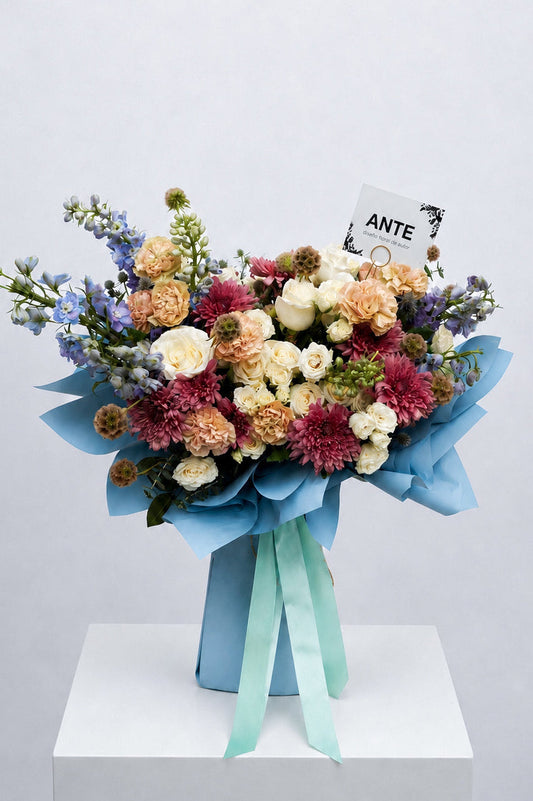 Bouquet de rosas blancas, crisantemos, delphinium y claveles | ANTE diseño floral de autor