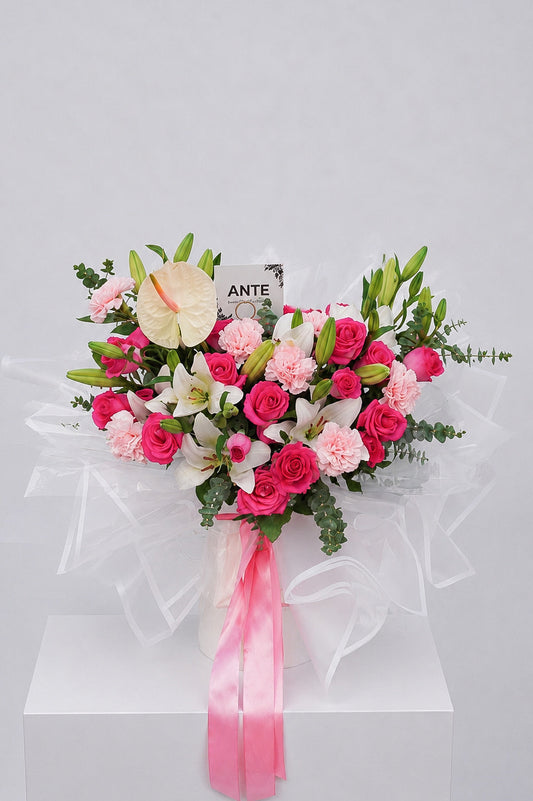 Bouquet de rosas fucsia, lirios Casa Blanca, claveles y anturio | ANTE diseño floral de autor