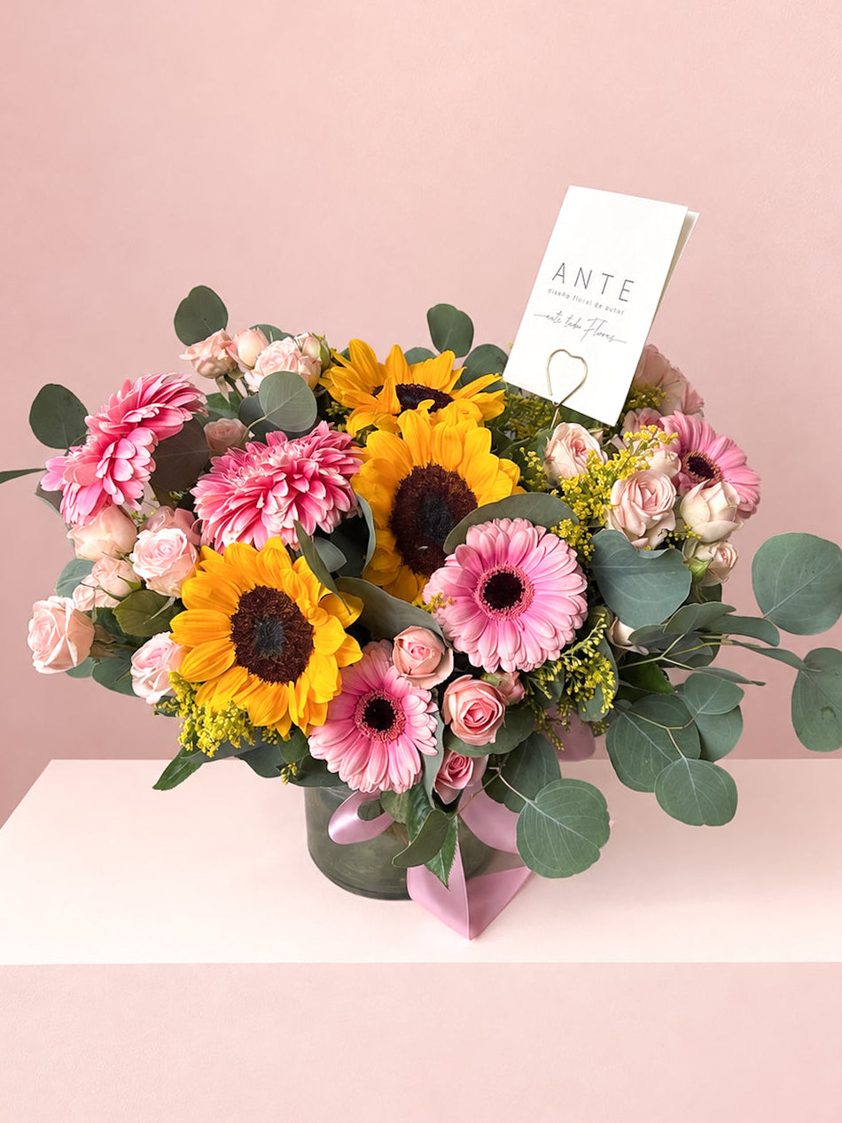 Arreglo floral con girasoles, gerberas rosas y crisantemo fucsia en florero cerámico con moño rosa, entrega a domicilio CDMX
