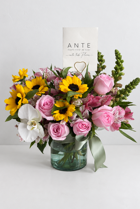 Arreglo floral con girasoles, rosas rosas, orquídea blanca y alstroemeria en florero de vidrio, entrega a domicilio CDMX