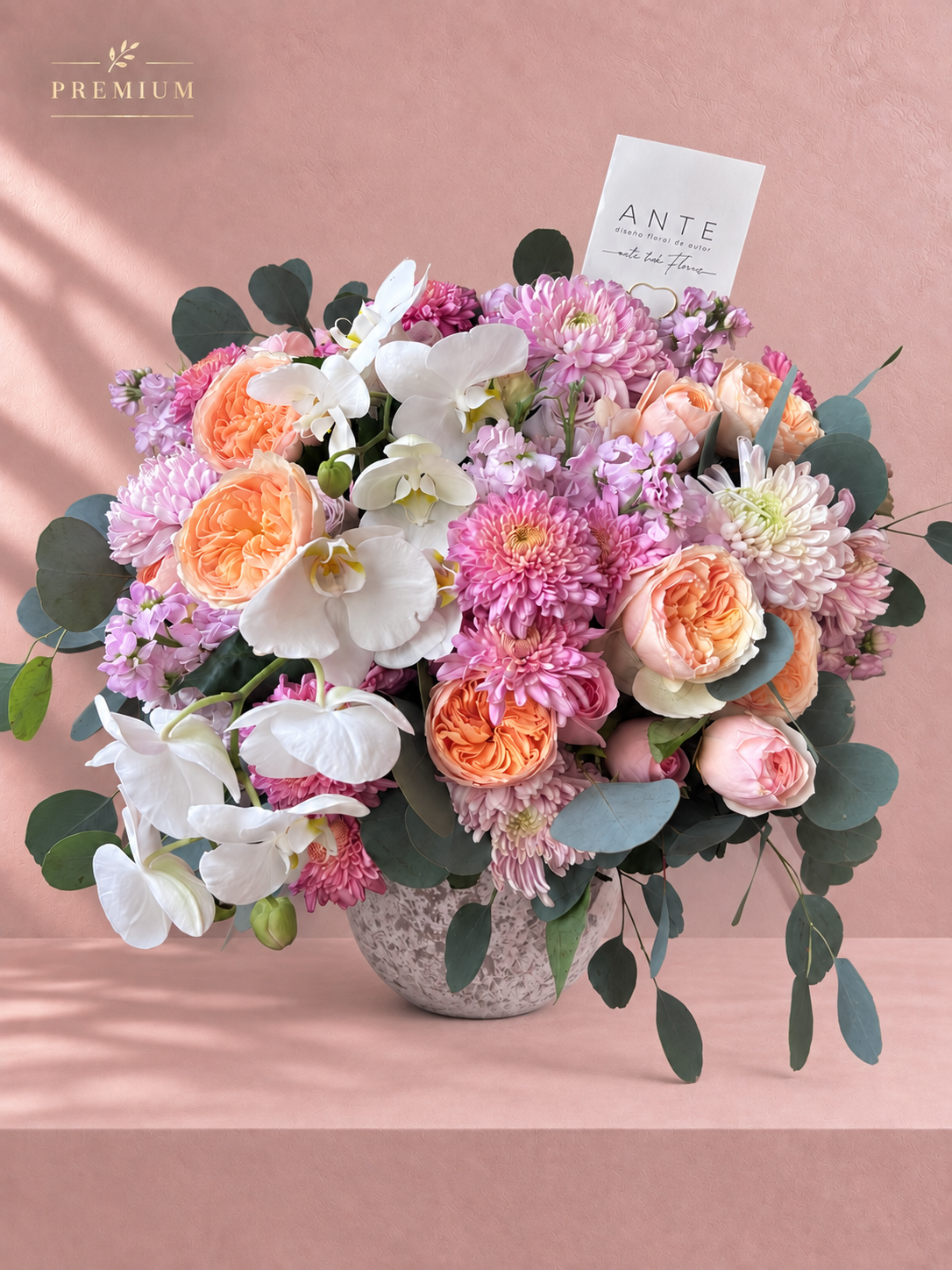 Arreglo floral premium con rosas jardín durazno, orquídeas blancas y crisantemo lila en florero cerámico texturizado, entrega a domicilio CDMX