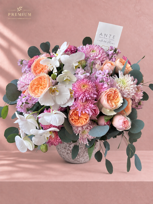 Arreglo floral premium con rosas jardín durazno, orquídeas blancas y crisantemo lila en florero cerámico texturizado, entrega a domicilio CDMX