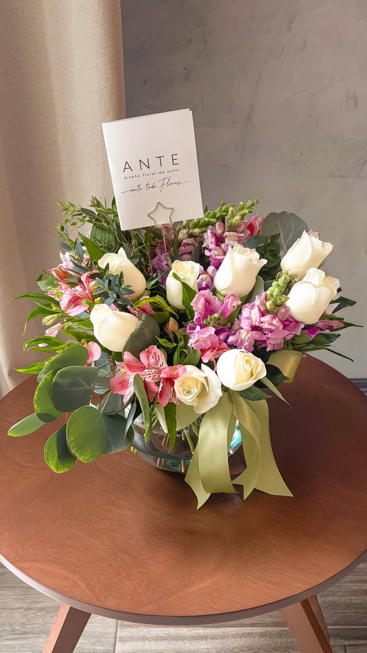 arreglo-floral-rosas-blancas-alstromerias-perritos-cdmx