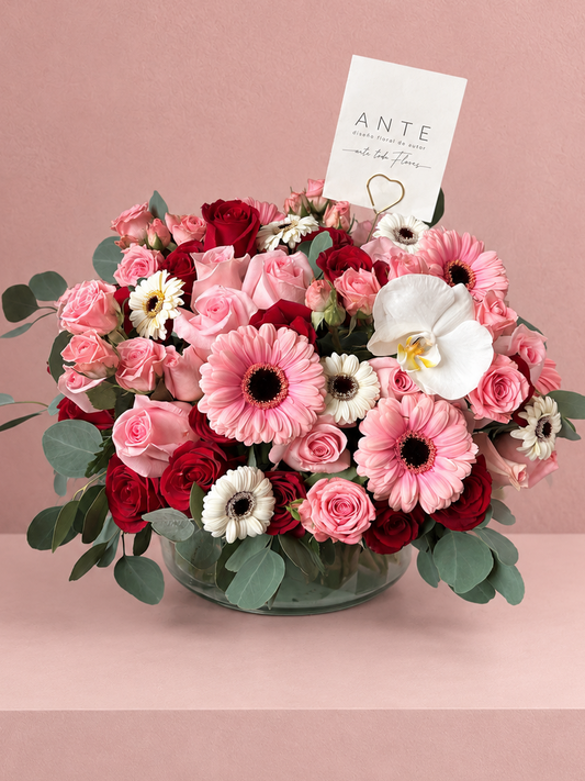 Arreglo floral con rosas rojas, rosas rosas, gerberas rosas y blancas, y orquídea blanca en florero de vidrio, entrega a domicilio CDMX