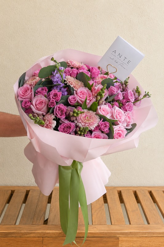 Ramo de flores Magnolia con rosa caricia, mathiola lila y gerbera rosa, envío el mismo día