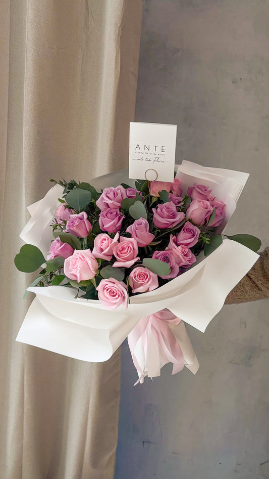 Ramo de 24 rosas bicolor en tonos rosa y lila con eucalipto, envoltura blanca y listón rosa, entrega a domicilio CDMX