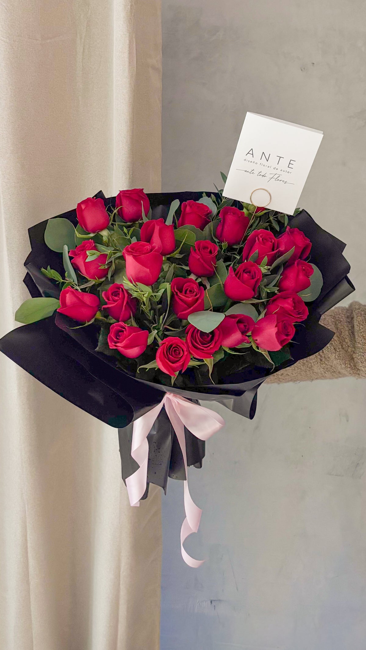 Ramo de 24 rosas rojas con eucalipto en envoltura negra con listón rosa, entrega a domicilio CDMX