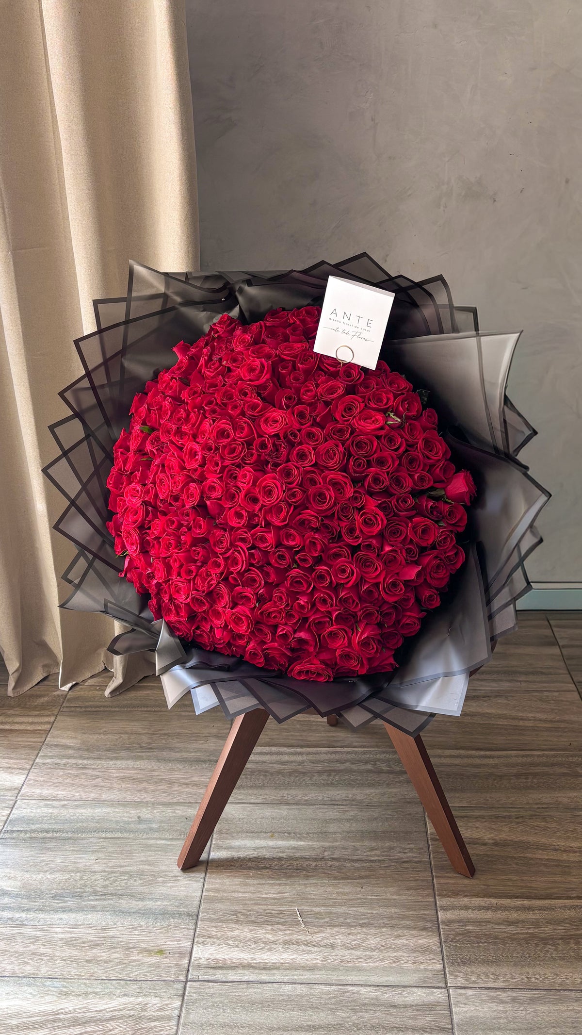 Ramo gigante de 300 rosas rojas en envoltura negra translúcida, entrega a domicilio CDMX