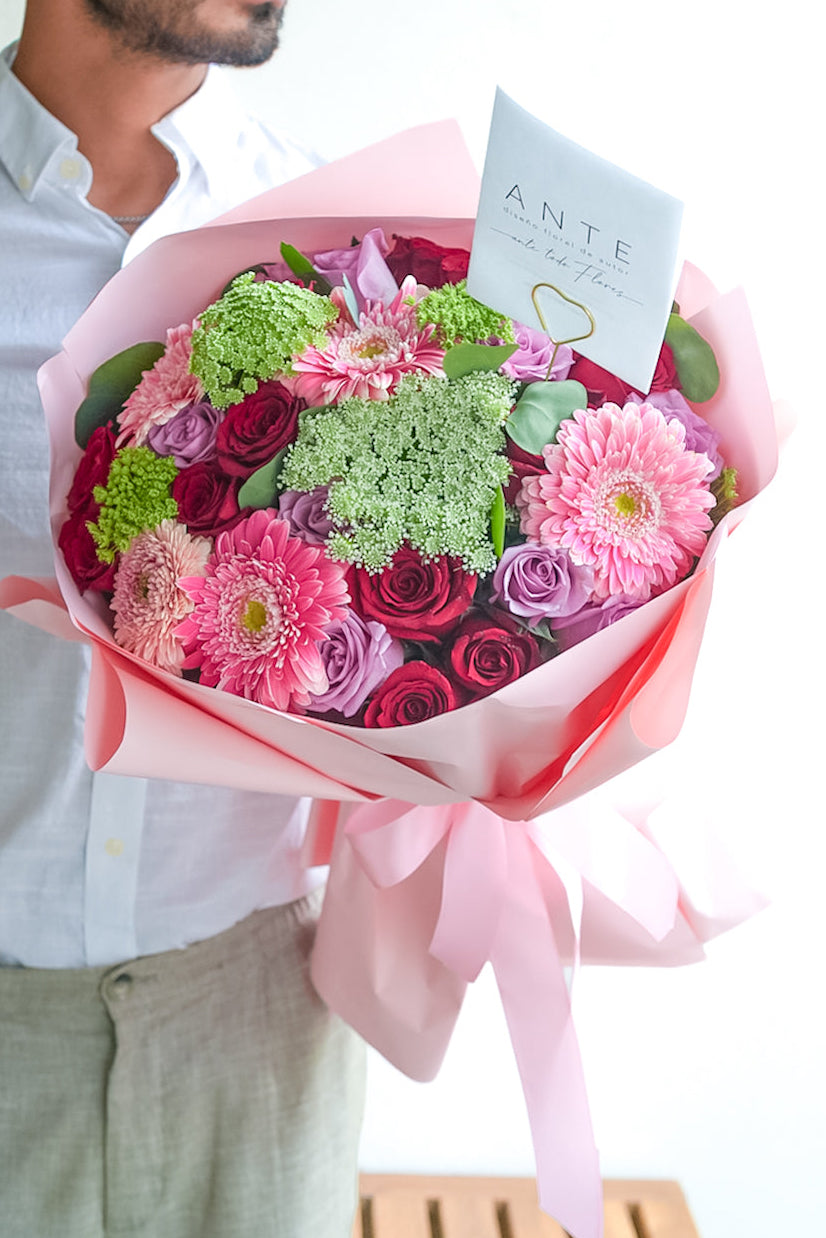 Ramo de flores Passion con rosa vino y gerbera rosa, envío el mismo día en CDMX
