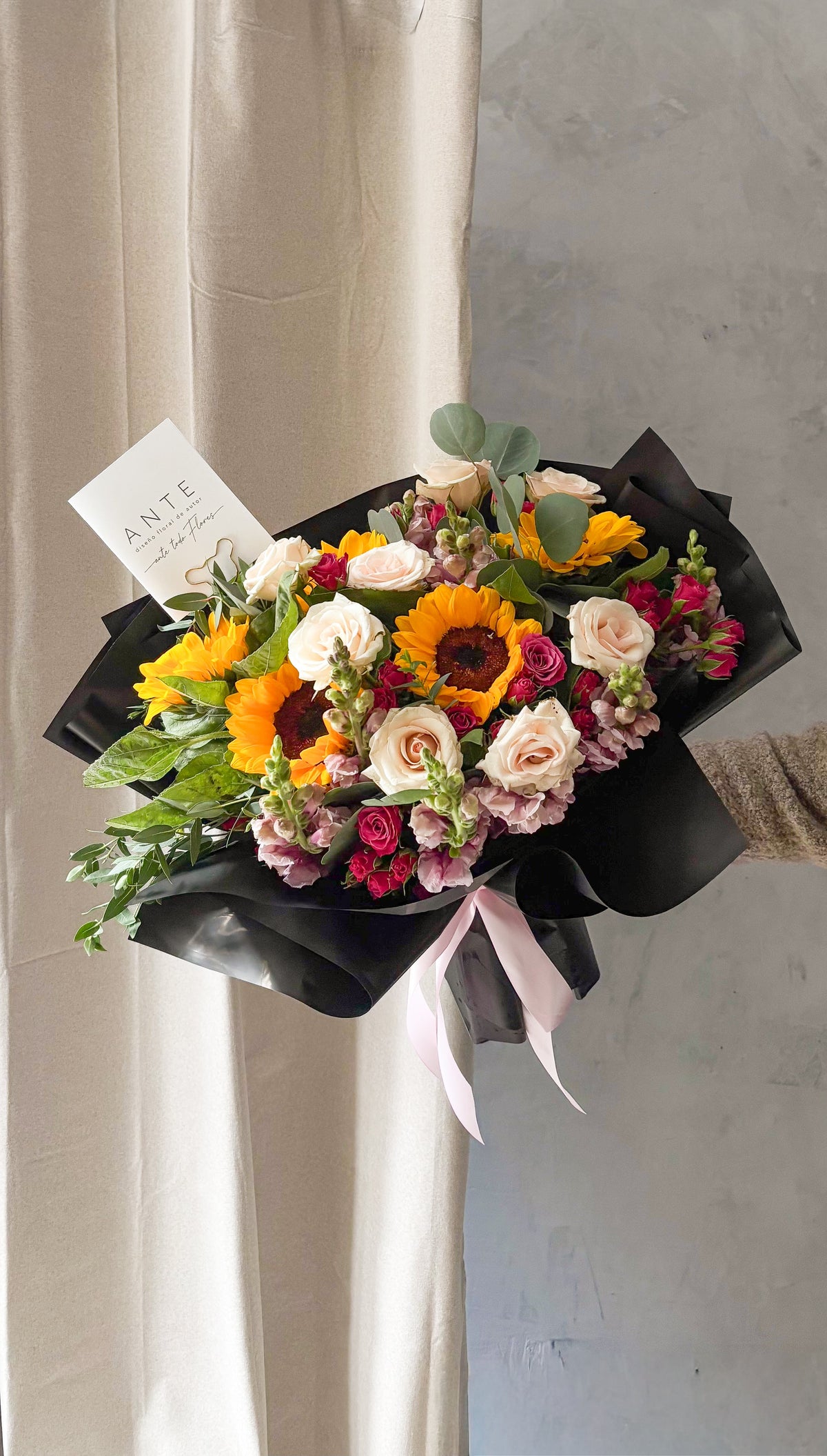 ramo-girasoles-rosas-crema-envoltura-negra-cdmx-verbena-flores