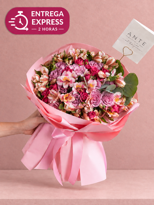 Ramo de rosas moradas, rosas fucsia y alstromelia bicolor envuelto en papel rosa, entrega Express en 2 horas CDMX