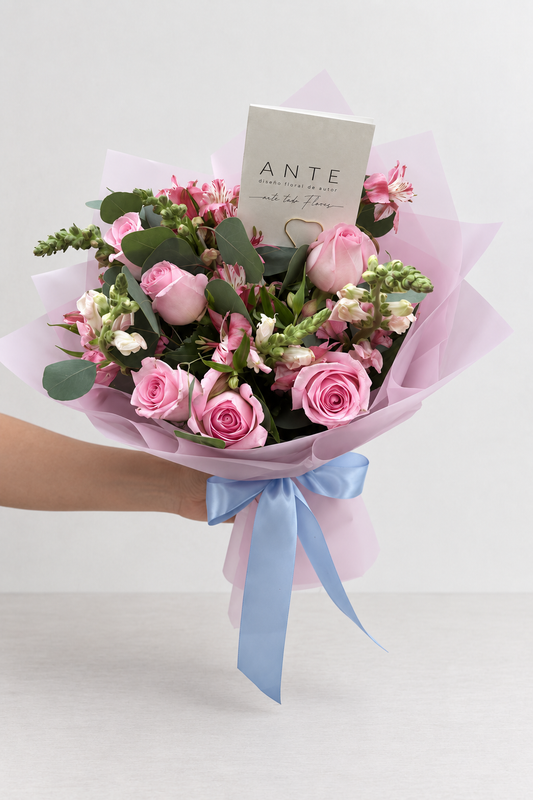 Ramo de rosas rosas, alstroemeria y alhelí envuelto en papel rosa con moño azul, entrega a domicilio CDMX
